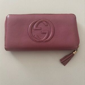 Gucci GG Soho Mauve Leather Zip Wallet with Tassel